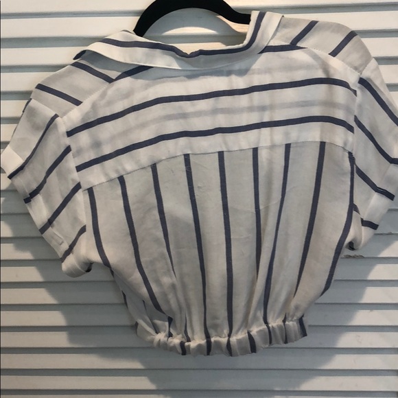 Olivaceous Button up crop top - Picture 3 of 3